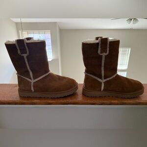 UGG Classic Short Spill Seam Boot.

NWOT? Brown Winter Boots with Cream Trim